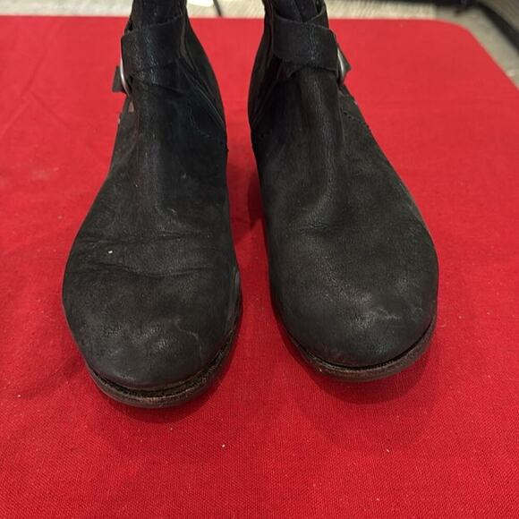 UGG Black and Brown Heeled Boots with Quilted Design - Picture 2 of 5